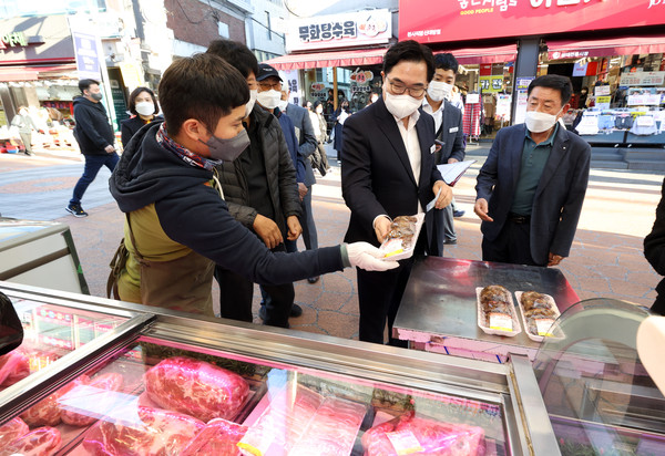 ▲ 박일하 동작구청장이 11일 ‘취임 100일 민생소통’ 현장 방문지로 성대전통시장을 방문해 상인들과 이야기를 나누고 있다.