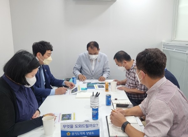 ▲ 별내중학교 신축공사 사업 계획 청취하는 김창식 의원.