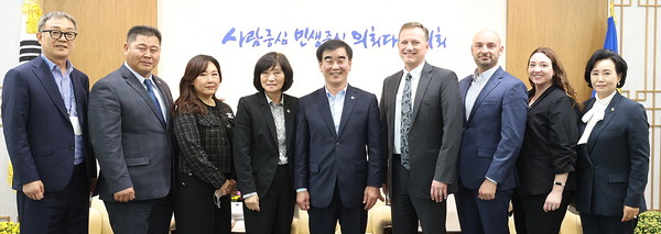 ▲ 염종현 의장. 11일 美미시간 남서부 한인회장 및 경제개발공사 임직원 접견.