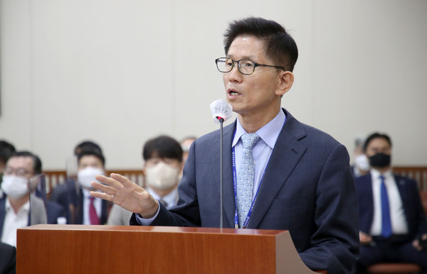 ▲ 답변하는 김문수 경사노위 위원장. /뉴시스