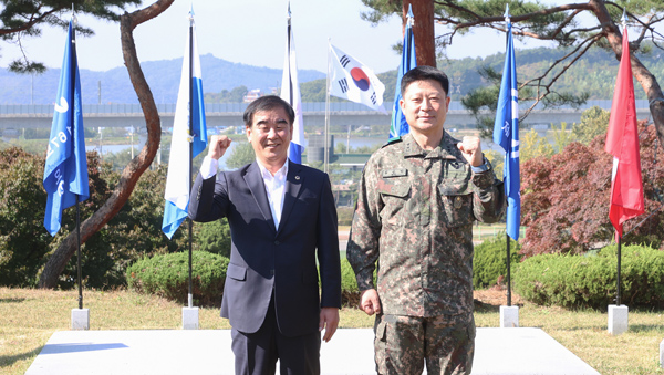 ▲ 현장방문 기념촬영하는 염종현 의장(왼쪽).