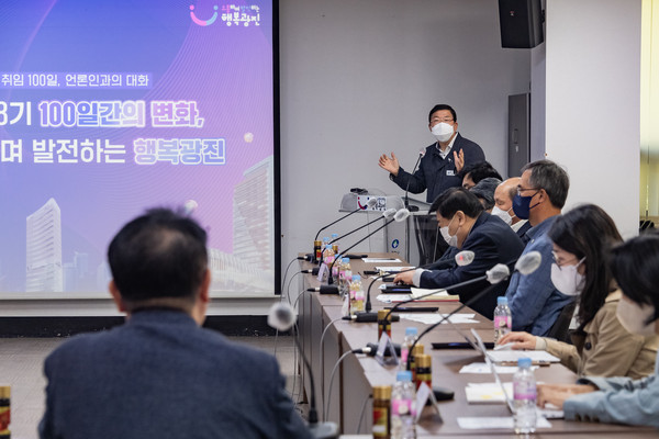 ▲ 언론인들과 소통하는 김경호 구청장.