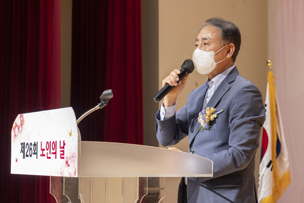 ▲ 제26회 노인의 날 기념식 축사하는 윤환 구청장.