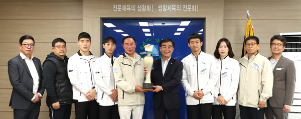 ▲ 경기도선수단 만나 전국체전 종합우승 축하하는 염종현 의장.