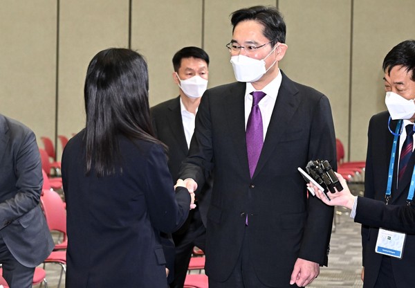 ▲ 이재용 삼성전자 부회장이 17일 경기도 고양시 킨텍스에서 열린 2022 국제기능올림픽 특별대회 폐회식에서 한국 선수단을 격려하고 있다./뉴시스