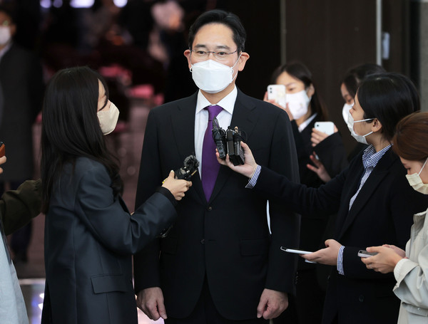 ▲ 이재용 삼성전자 부회장이 17일 경기도 고양시 킨텍스에서 열린 2022 국제기능올림픽 특별대회 폐회식에서 시상을 마치고 나와 취재진의 질문에 답하고 있다./뉴시스
