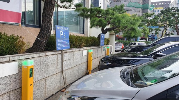 ▲ 동작구청 장애인주차구역에 설치된 자동주차단속시스템 단말기.