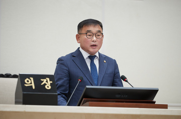 ▲ 개회사 전하는 윤원균 의장.