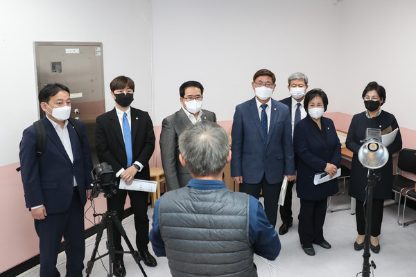 ▲ 행정재무위원회 왕십리도선동 주민센터 현장감사.