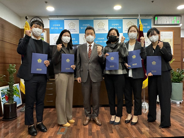▲ 18일 김형대 강남구의회 의장(좌측에서 3번째)이 임용장 수여식 후 정책지원관들과 기념사진을 촬영하고 있다.