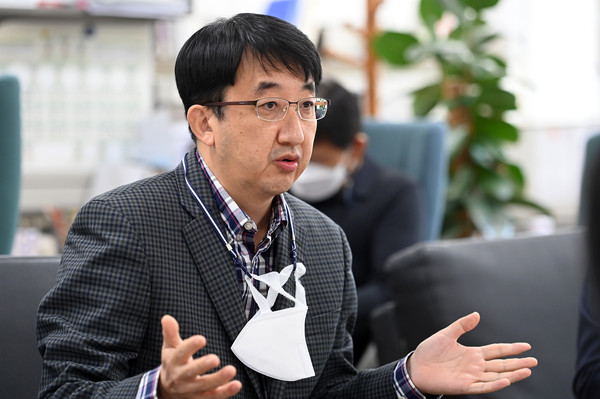 ▲ 김충진 복지국장이 복지국 소관 현안과 관련해 기자간담회를 하고 있다.