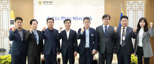 ▲ 염종현 의장-경기도 소상공인연합회 기념사진.
