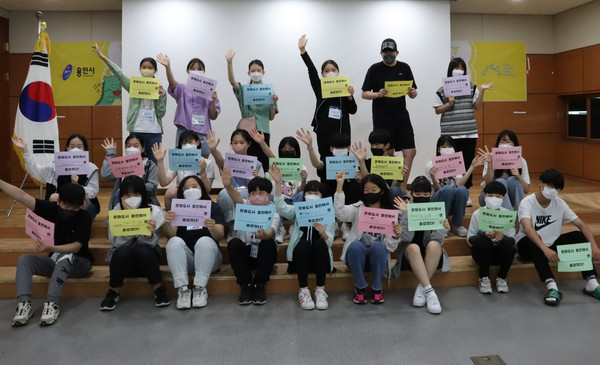 ▲ 용인문화재단, 시민공유회 '문화마실' 개최 기념사진 촬영.