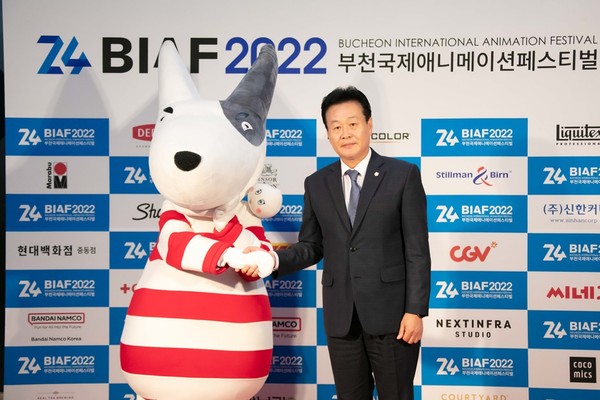 ▲ 최성운 의장이 제24회 부천국제애니메이션페스티벌 개막식 포토월에서 기념촬영을 하고 있다.