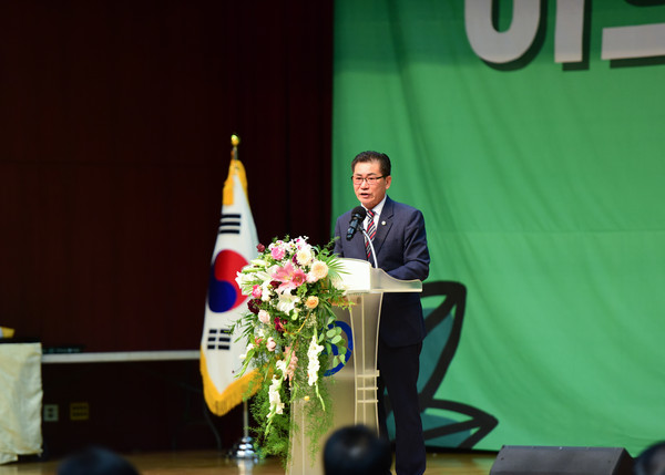 ▲ 2022 동대문구 어르신 문화 축제서 인사말 전하는 이태인 동대문구의회 의장.