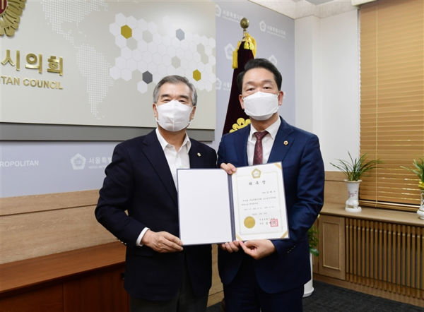 ▲ 김태수 시의원, 교육연수위원회 위원장 선출 기념사진.