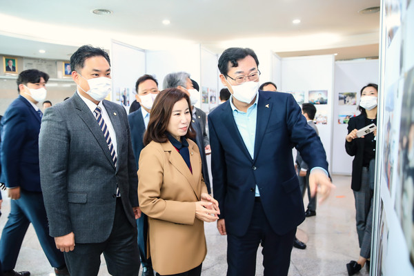▲ ‘화성을 새롭게! 시민을 행복하게!’ 사진전 관람하는 의원들.