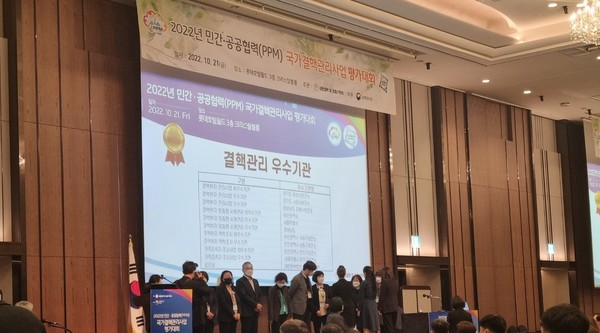 ▲ 지난 21일 질병관리청 주관 국가결핵관리사업 평가대회에서 우수기관으로 선정된 동작구가 정부 포상을 받았다.