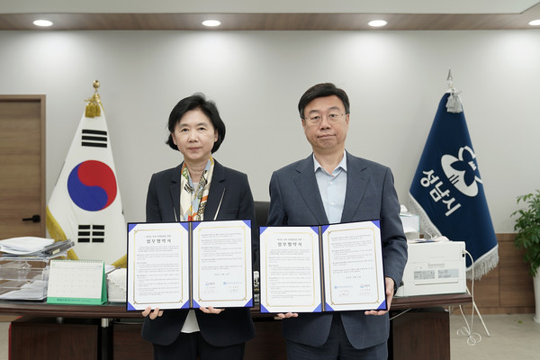 ▲ 아시아실리콘밸리담당관-성남시·한국파스퇴르연구소 ‘바이오 분야 인재 양성’ 협약. 신상진 성남시장(오른쪽)과 지영미 한국파스퇴르연구소장(왼쪽).