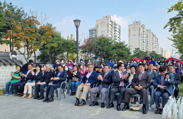 ▲ ‘수서 플리마켓 페스타’에 참석한 김형대 의장(우측에서 4번째)과 강남구의회 의원들.