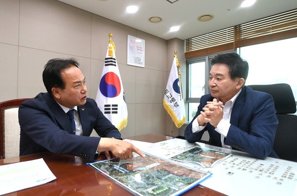 ▲ 이권재 오산시장(왼쪽), 원희룡 장관에 핵심 현안 건의하는 모습.