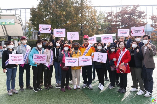 ▲ 김성제 의왕시장(첫번째줄 가운데), 안전점검의 날 캠페인 동참.
