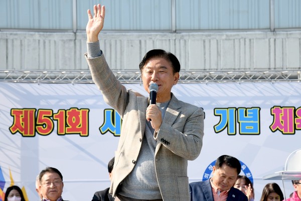 ▲ 김동근 의정부시장, 제51회 시민의 날 기념 체육대회 참석해 인사말 전하는 모습.