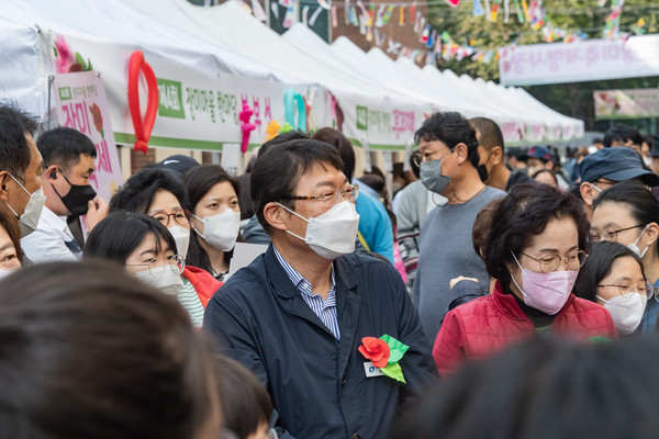 ▲ 장미축제 참가한 김경호 광진구청장.