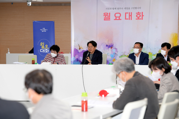 ▲ 월요대화에서 논의 진행하는 강기정 시장.