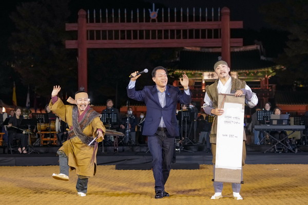 ▲ 이재준 수원시장(가운데), 힐링폴링 수원화성 축제 즐기는 모습.