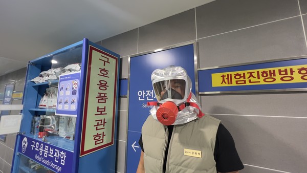 ▲ 인천시교육청은 최근 인천교통공사 지하철 7호선 9개 역사에 비치했던 화재용 방독면 1400여 개와 일반방독면 200개를 인천교통공사로부터 기증받았다.