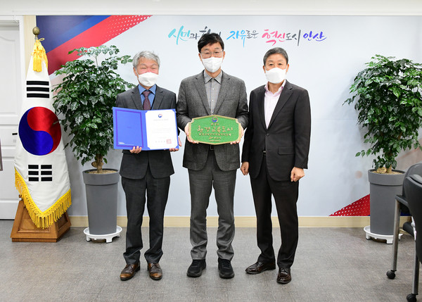▲ 이민근 안산시장(가운데), 2022 환경교육도시 지정 기념 현판식 개최 기념사진 촬영.