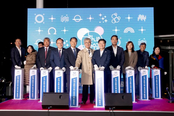 ▲ 광명시는 한내근린공원에 ‘빛의 도시 광명’의 도시브랜드를 만들어 갈 시민 휴식 공간인 ‘한내 은하수길’을 조성하고 지난 24일 준공식을 가졌다(우측 다섯번째 박승원 광명시장).