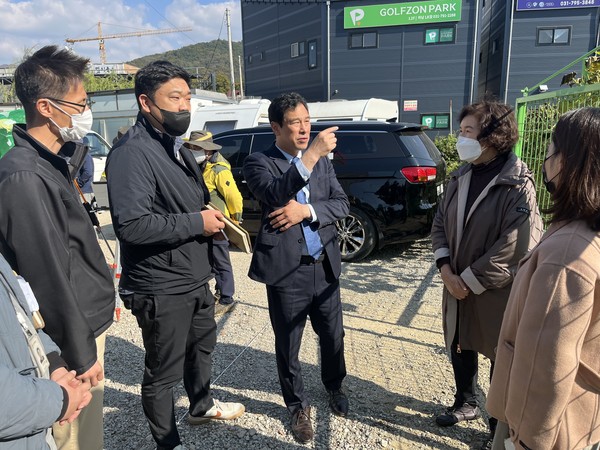 ▲ 하남시의회 강성삼 의장이 24일 창우동 소재 검단산 활성화를 위한 공영주차장 조성지 현장을 둘러보고 있다.