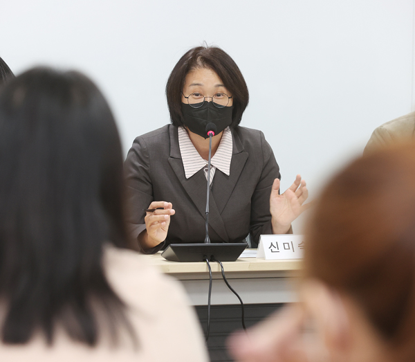 ▲ 화성지역 고교배치 및 과밀학급 현안 논의를 위한 정담회 진행하는 신미숙 의원.