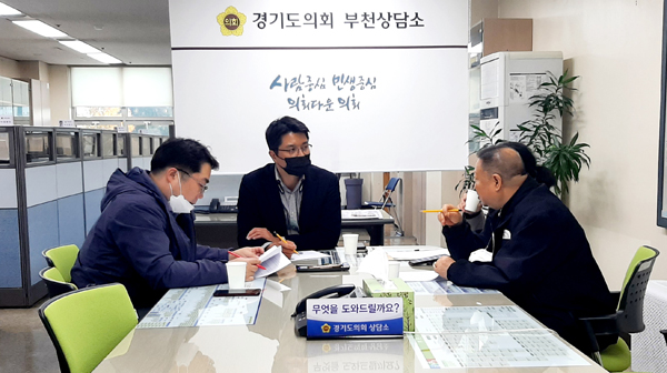 ▲ 상인들의 애로사항 청취하는 이재영 의원.