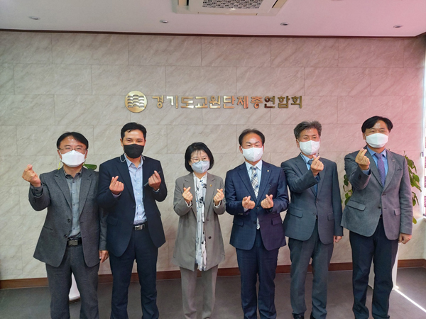 ▲ 경기교총 관계자와 정담회 기념촬영.