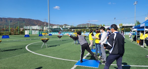 ▲ 포천시장애인체육회 '특수교육대상학생 스포츠클럽 한마당' 행사 중 디스크골프 게임 진행중인 모습.