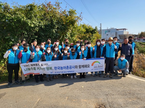 ▲ 한국농어촌공사 평택지사, 영농쓰레기 수거작업 실시한 후 기념사진 촬영.