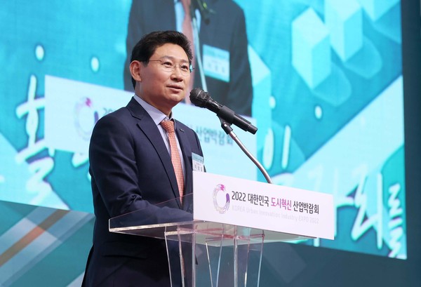 ▲ 이상이 용인특례시장이 대한민국 도시혁신 산업박람회에서 환영사를 하고 있다.