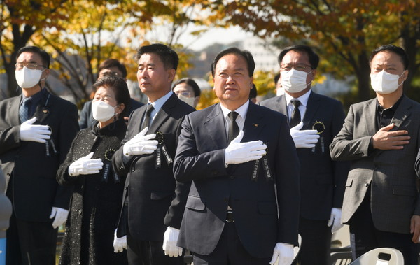 ▲ 이권재 오산시장(가운데), 제42회 자유 수호 합동위령제 참석.