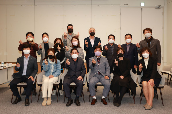 ▲ 주광덕 남양주시장(첫번째줄 왼쪽에서 세번째), 진심소통 간담회 진행 후 참석자들과 기념사진 촬영.