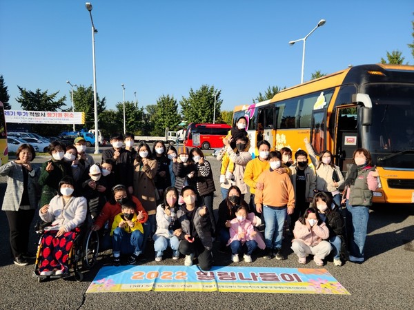 ▲ 고양특례시, 장애인가족 2022년 힐링나들이 개최 기념사진 촬영.