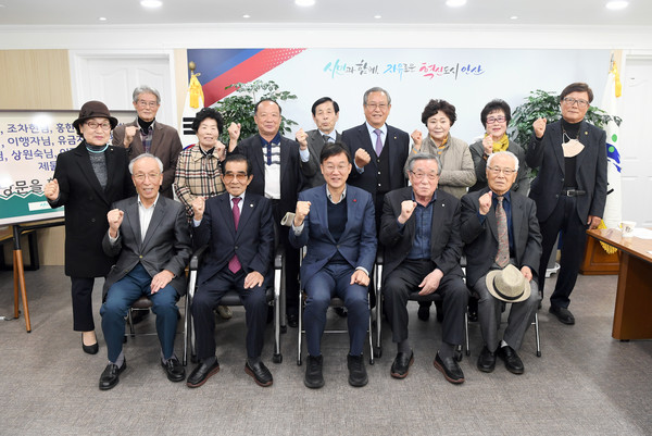 ▲ 이민근 안산시장(첫번째줄 가운데), 경로당 지원 간담회 참석자들과 기념사진 촬영.