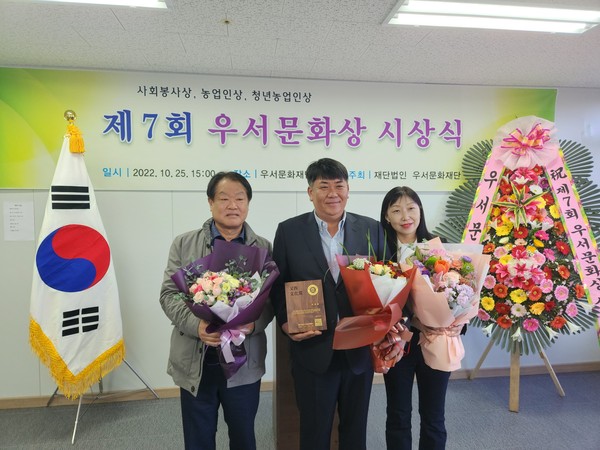▲ 화성시 농업인 이완용 씨, 농업인 상 수상 기념사진 촬영.