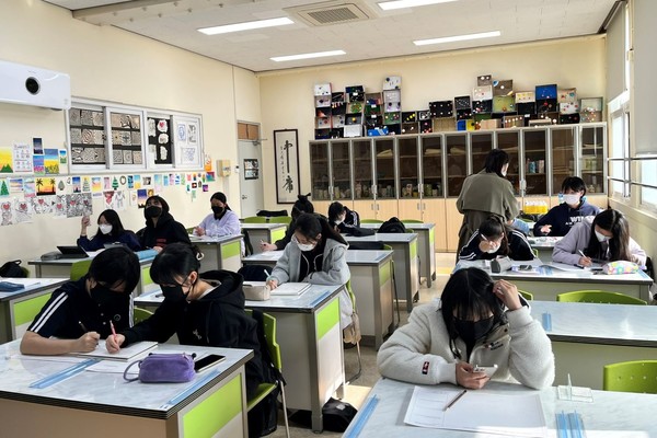 ▲ '프레 프로젝트 – 아트캠프 학교 안 워크숍'.