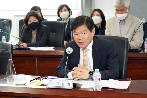 ▲ 이필형 동대문구청장이 26일 오후 동북권패션봉제산업 발전협의회 정기총회에서 6대 회장으로 선출된 소감을 말하고 있다.
