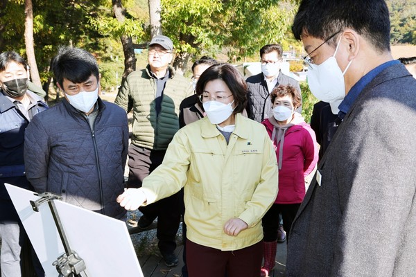 ▲ 김보라 안성시장(가운데), 금광저수지 방문해 녹조 현상 관련 대책 방안 논의중인 모습.