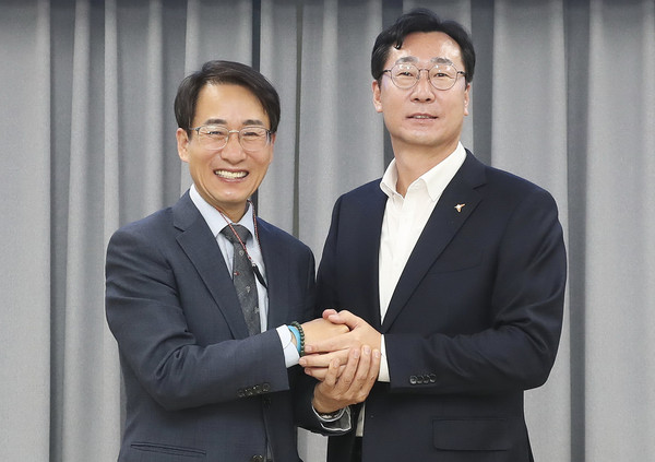 ▲ 정명근 화성시장(오른쪽), 더불어민주당 화성을지역위원회와 당정협의회 가진 후 기념사진 촬영.