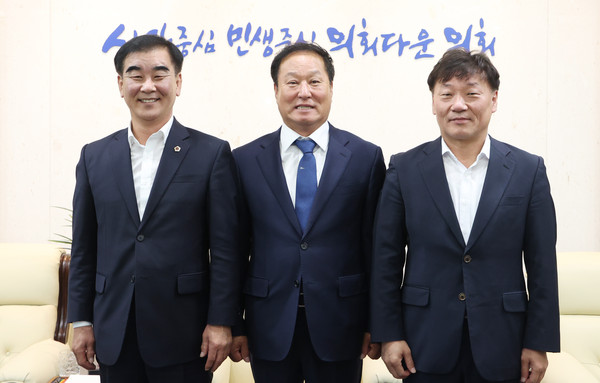 ▲ 경기도의회 염종현 의장 한국도자재단 등 공공기관 관계자 접견 모습.